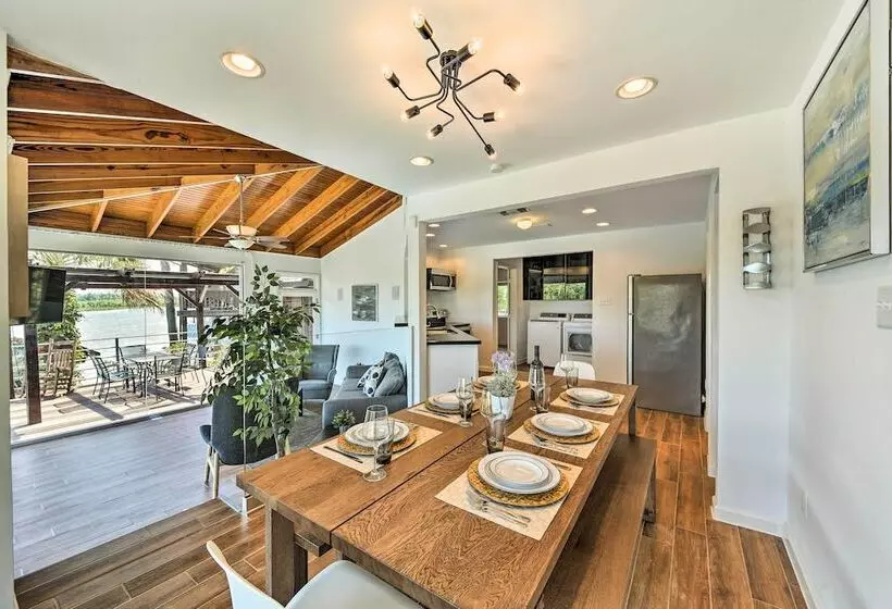 Luxe Houston Home On Riverfront W/ Pool & Hot Tub!