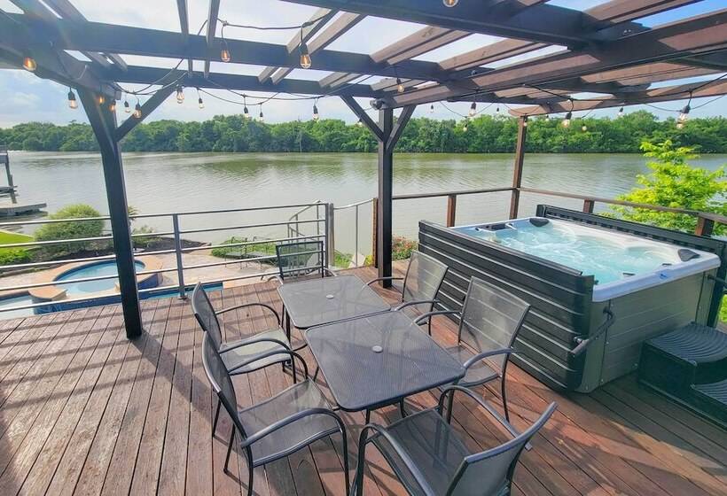 Luxe Houston Home On Riverfront W/ Pool & Hot Tub!