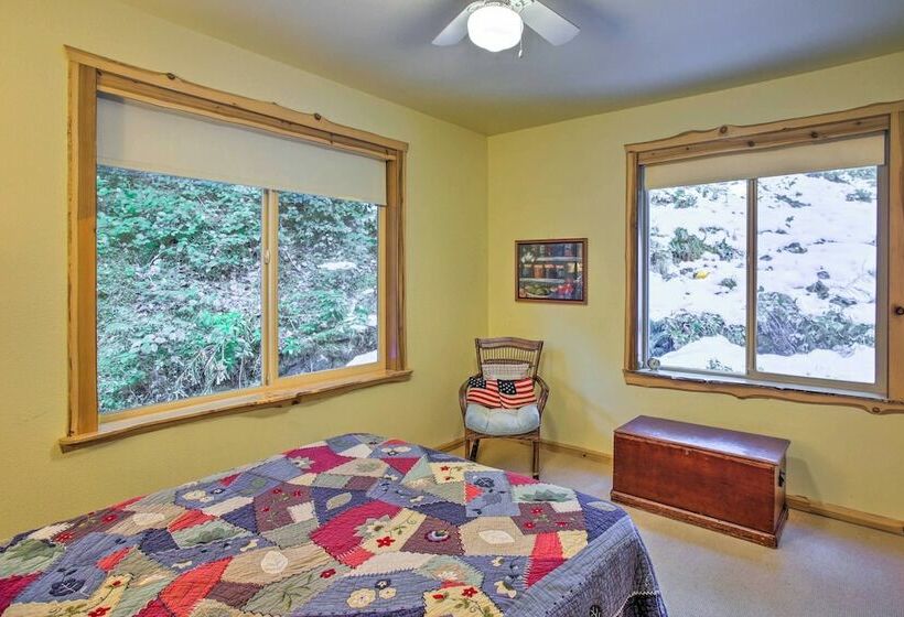 Packwood Cabin Retreat W/ Private Hot Tub!