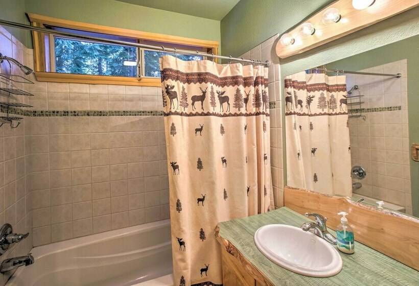 Packwood Cabin Retreat W/ Private Hot Tub!