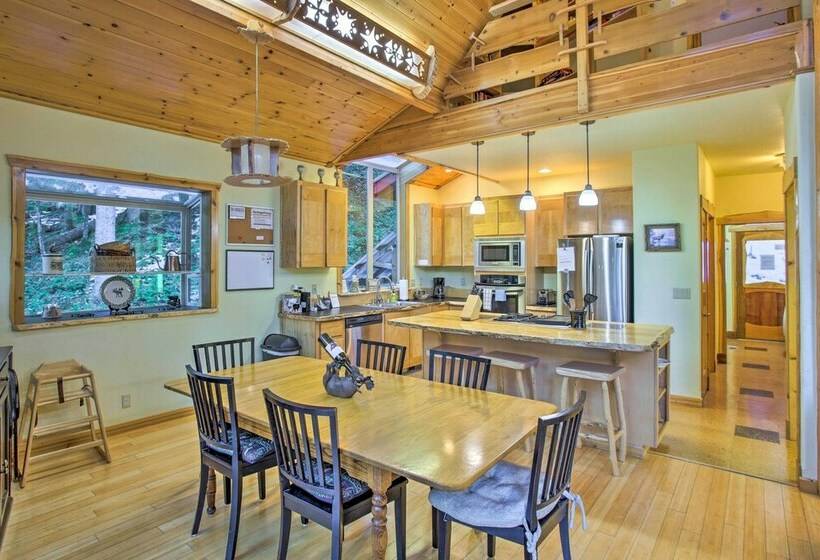 Packwood Cabin Retreat W/ Private Hot Tub!