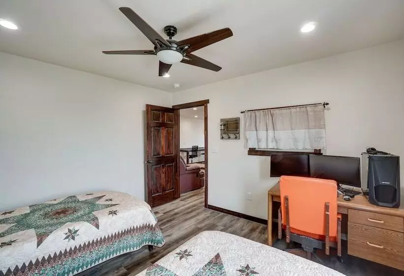 Pet Friendly Lingle Ranch W/ Deck On 60 Acres!