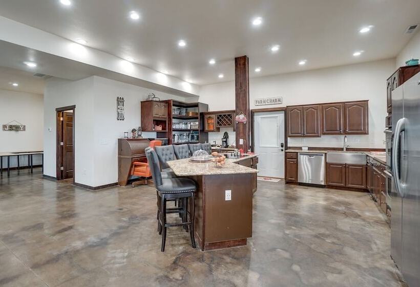 Pet Friendly Lingle Ranch W/ Deck On 60 Acres!