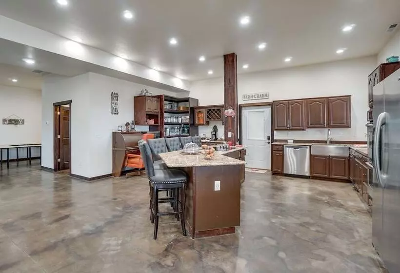 Pet Friendly Lingle Ranch W/ Deck On 60 Acres!