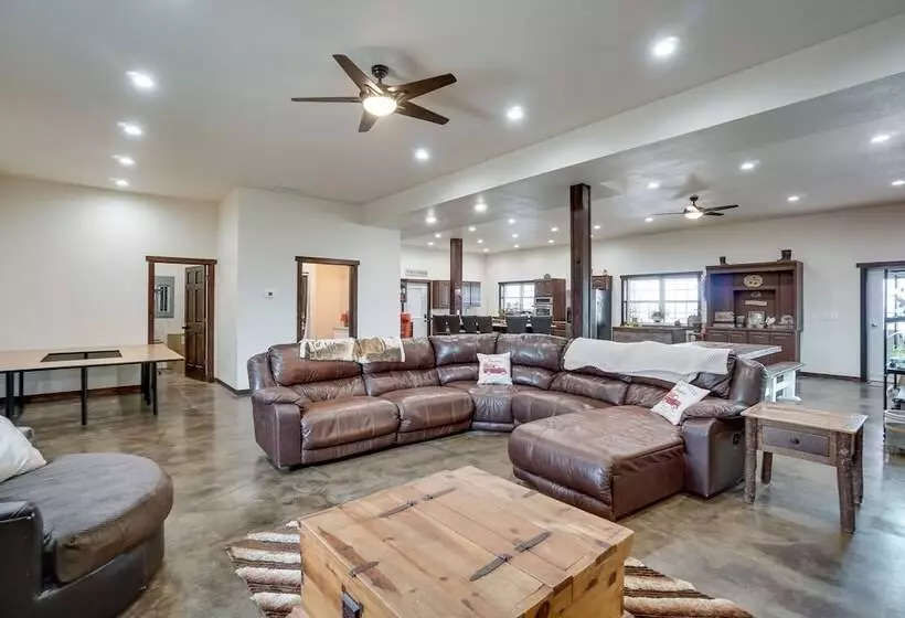 Pet Friendly Lingle Ranch W/ Deck On 60 Acres!
