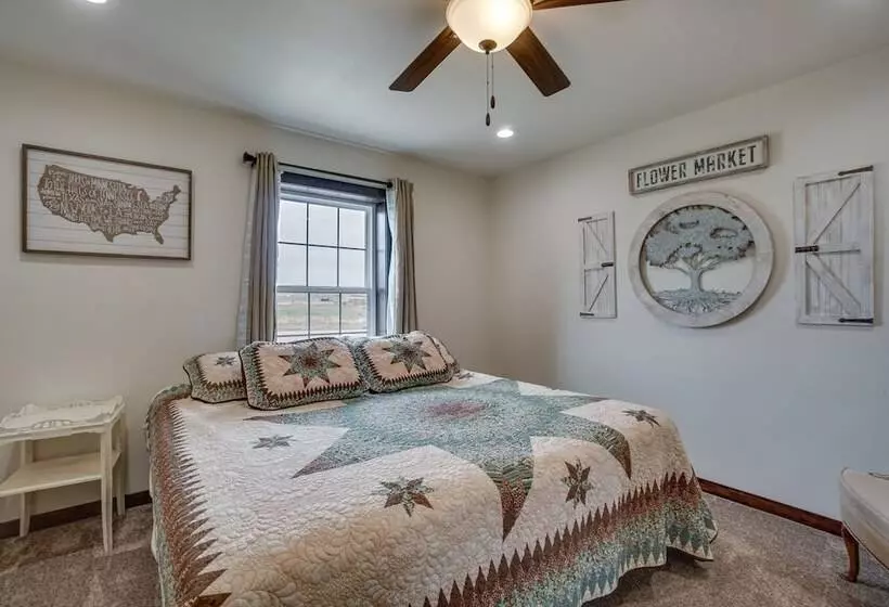 Pet Friendly Lingle Ranch W/ Deck On 60 Acres!