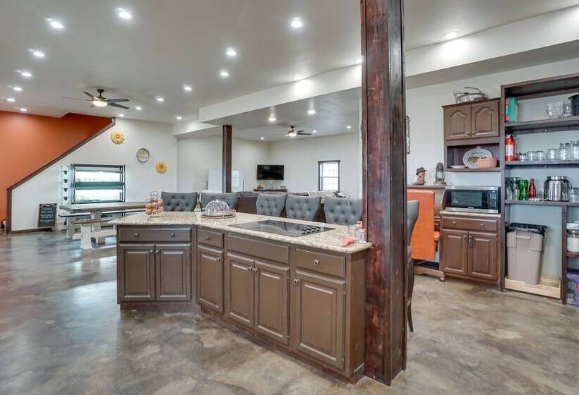 Pet Friendly Lingle Ranch W/ Deck On 60 Acres!