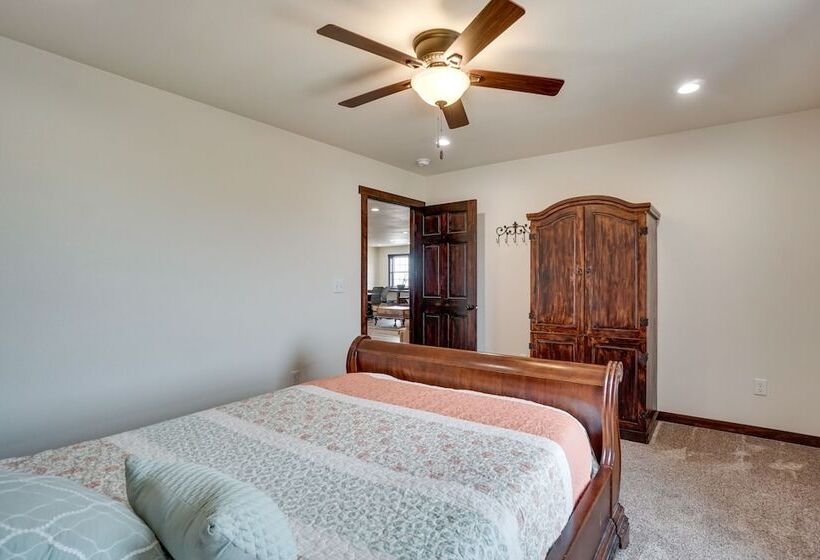 Pet Friendly Lingle Ranch W/ Deck On 60 Acres!