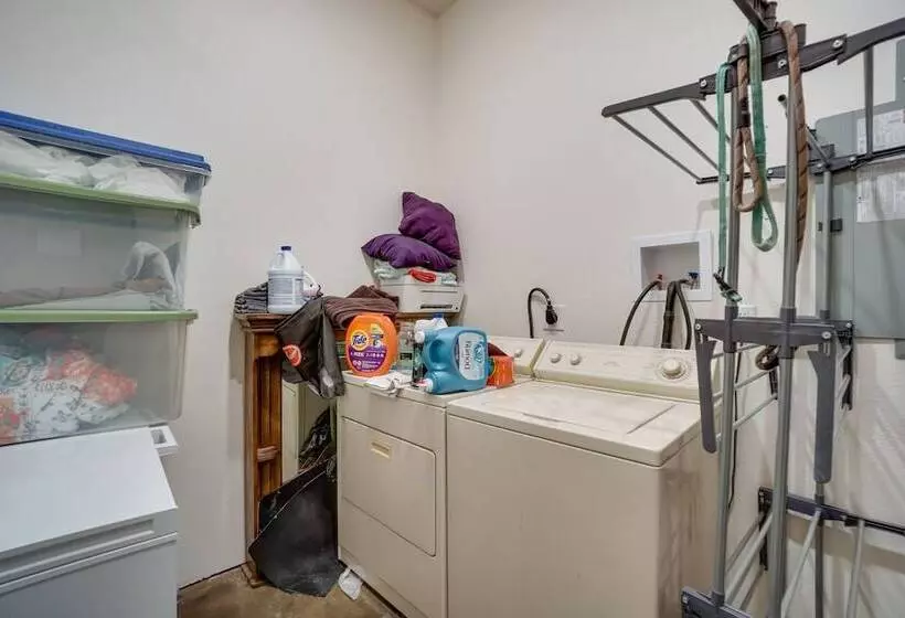 Pet Friendly Lingle Ranch W/ Deck On 60 Acres!