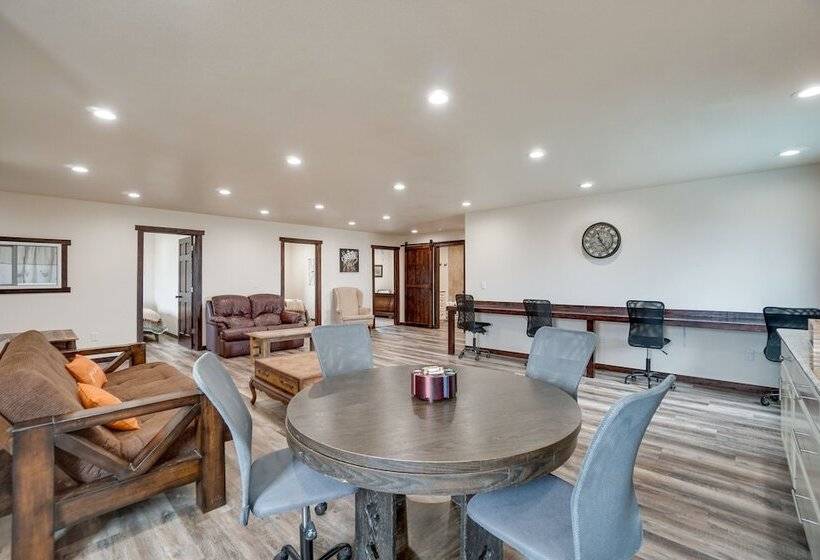 Pet Friendly Lingle Ranch W/ Deck On 60 Acres!