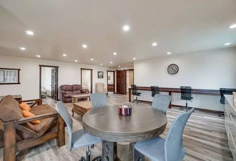 Pet Friendly Lingle Ranch W/ Deck On 60 Acres!