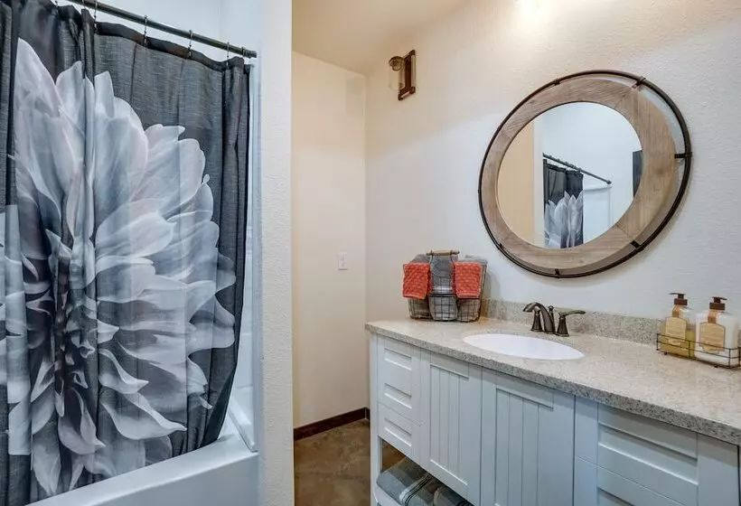 Pet Friendly Lingle Ranch W/ Deck On 60 Acres!