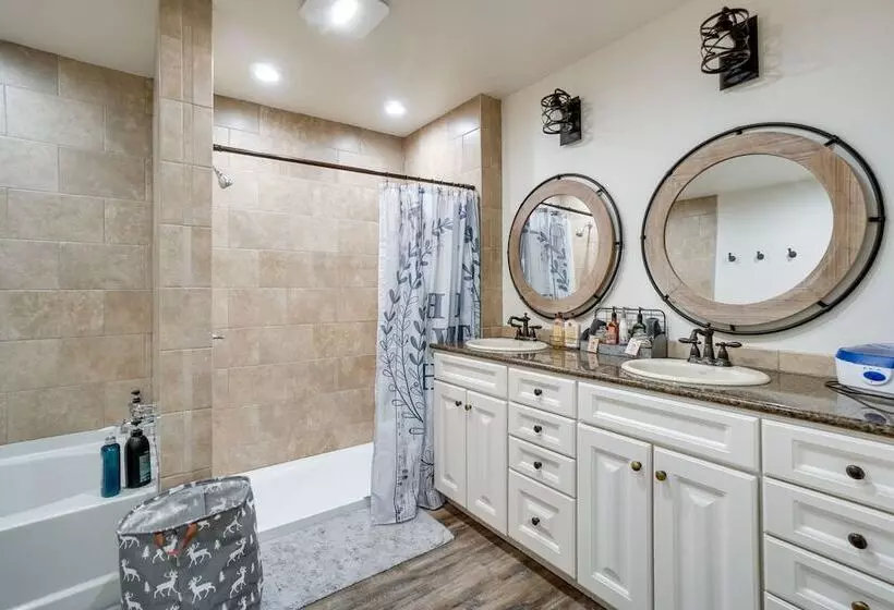 Pet Friendly Lingle Ranch W/ Deck On 60 Acres!