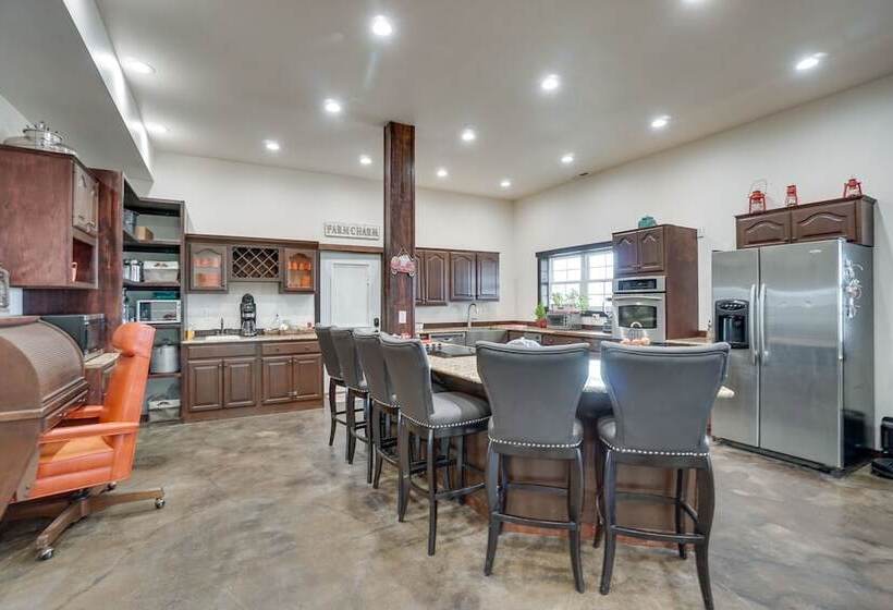 Pet Friendly Lingle Ranch W/ Deck On 60 Acres!