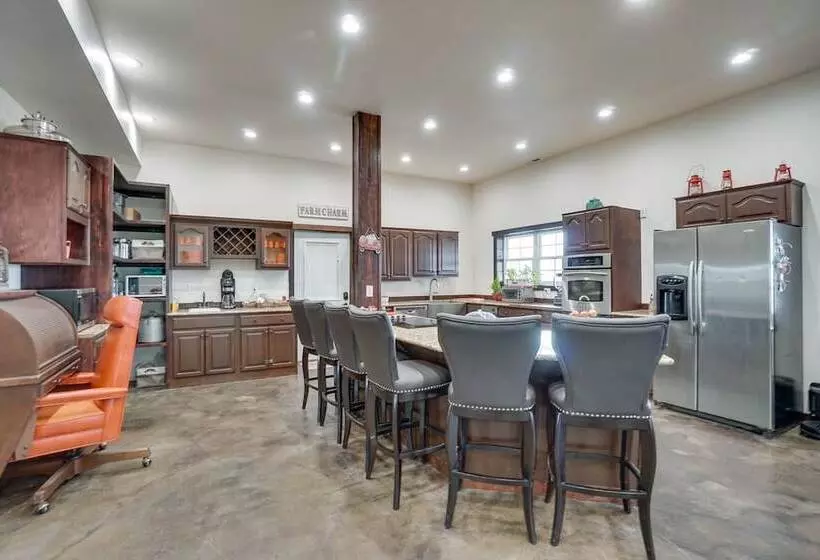 Pet Friendly Lingle Ranch W/ Deck On 60 Acres!