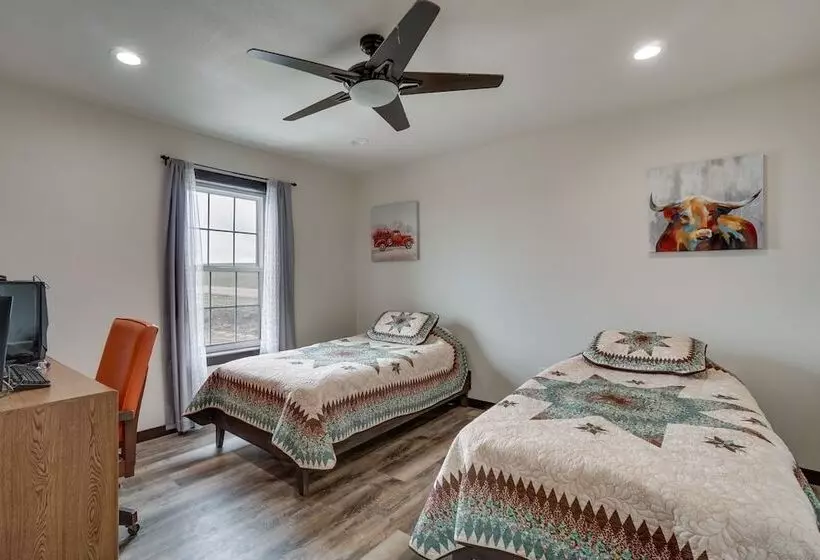 Pet Friendly Lingle Ranch W/ Deck On 60 Acres!