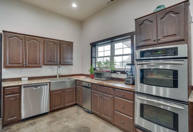 Pet Friendly Lingle Ranch W/ Deck On 60 Acres!