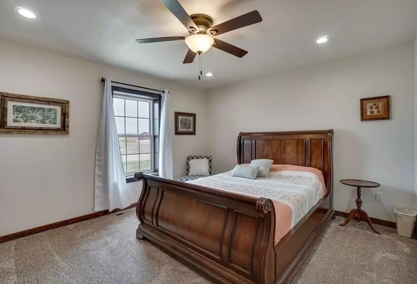 Pet Friendly Lingle Ranch W/ Deck On 60 Acres!