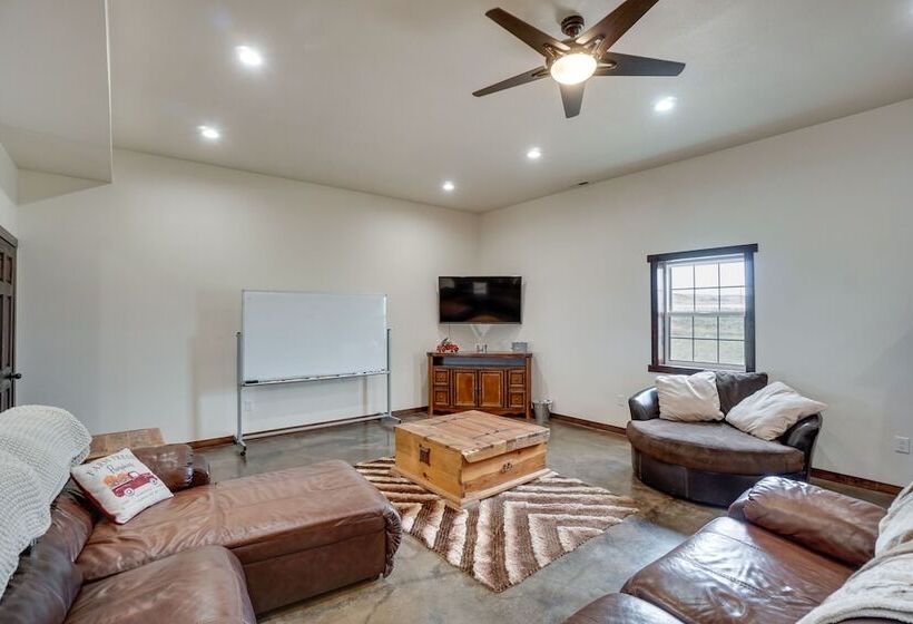 Pet Friendly Lingle Ranch W/ Deck On 60 Acres!