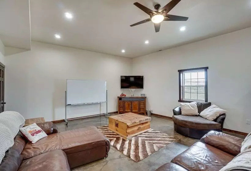 Pet Friendly Lingle Ranch W/ Deck On 60 Acres!