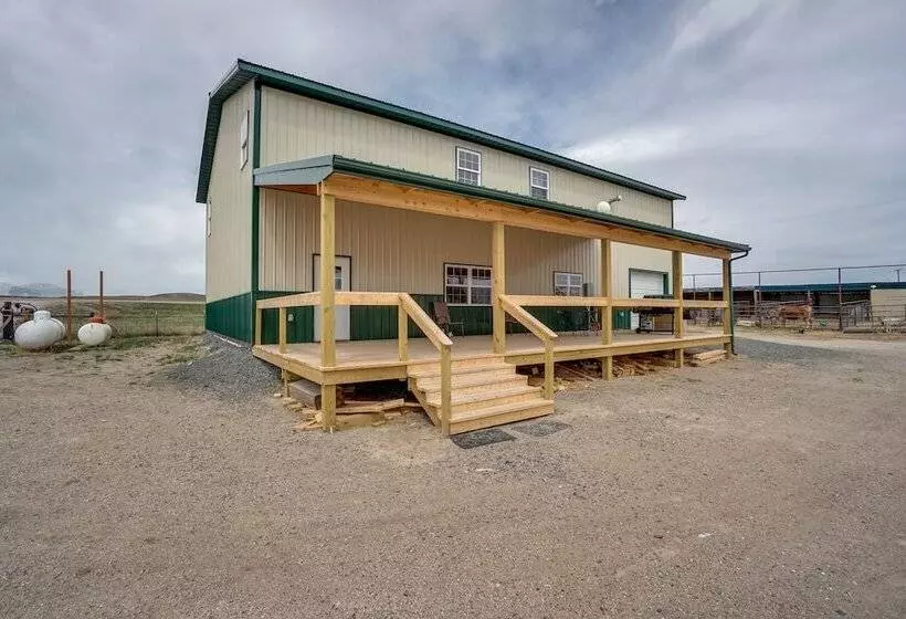 Pet Friendly Lingle Ranch W/ Deck On 60 Acres!