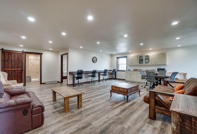 Pet Friendly Lingle Ranch W/ Deck On 60 Acres!