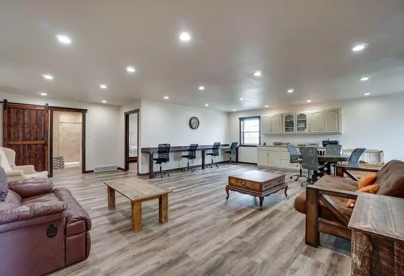 Pet Friendly Lingle Ranch W/ Deck On 60 Acres!