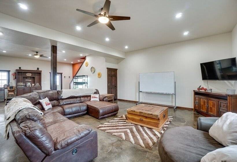 Pet Friendly Lingle Ranch W/ Deck On 60 Acres!