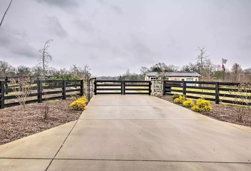 Pet Friendly  Milk Barn Cottage  On 15 Acres!