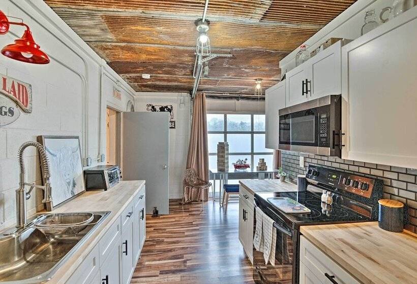 Pet Friendly  Milk Barn Cottage  On 15 Acres!