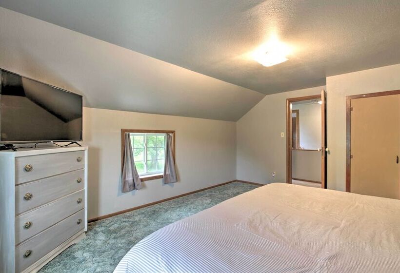 Pet Friendly Spring Grove Home W/serene Yard!