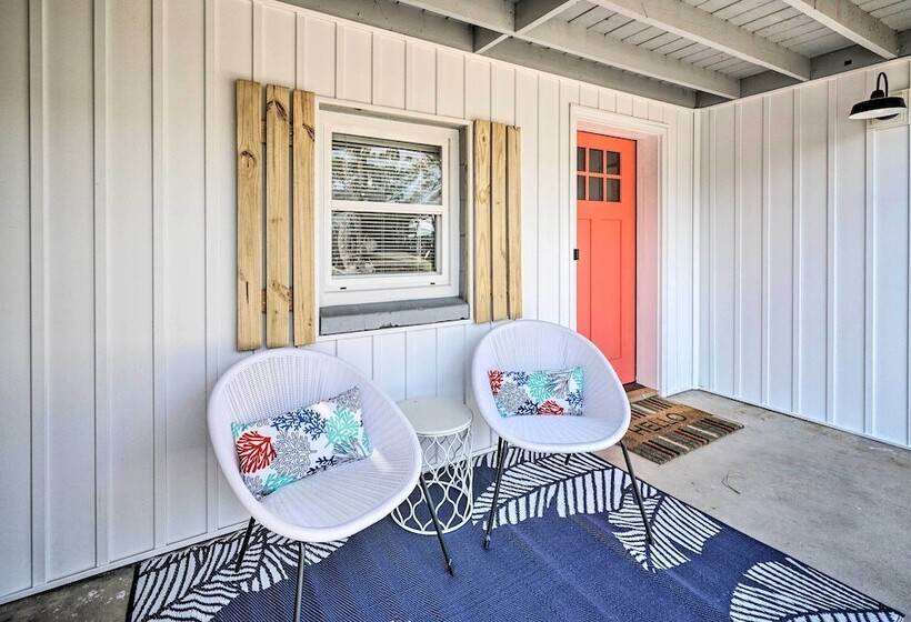 Picturesque Duplex Unit, 1/2 Mi To The Beach!