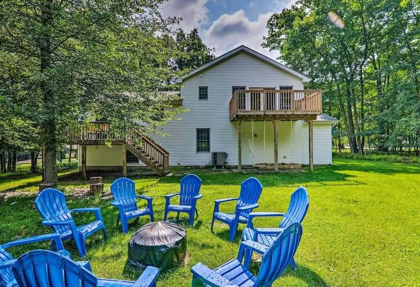 Poconos Retreat W/ Game Room, Hot Tub, & Sauna!