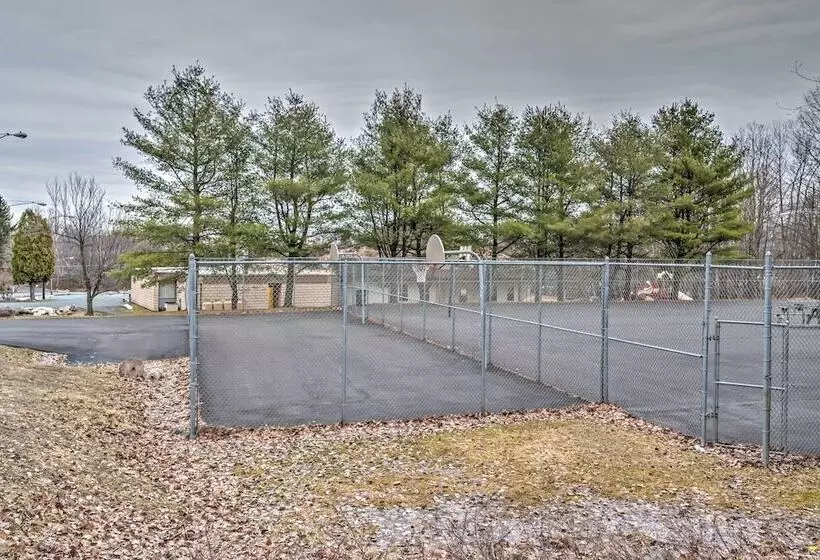 Poconos Retreat W/ Game Room, Hot Tub, & Sauna!