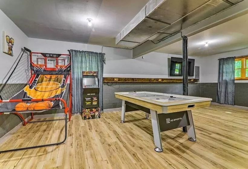 Poconos Retreat W/ Game Room, Hot Tub, & Sauna!