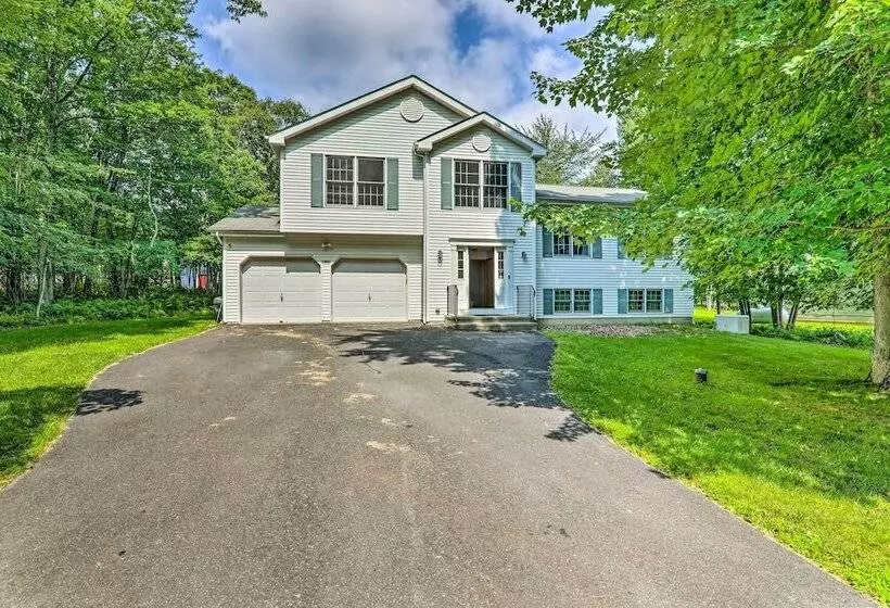 Poconos Retreat W/ Game Room, Hot Tub, & Sauna!