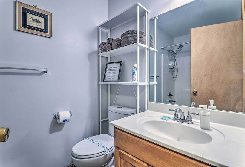 Poconos Retreat W/ Game Room, Hot Tub, & Sauna!