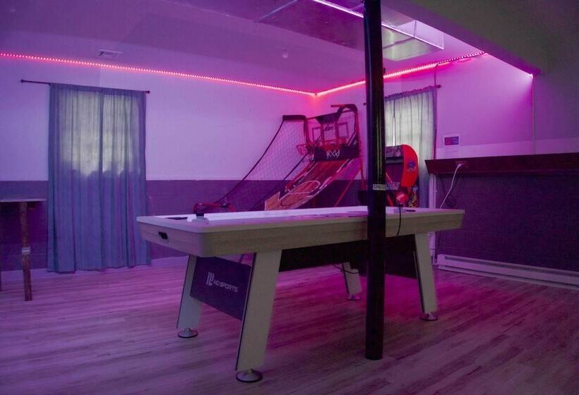 Poconos Retreat W/ Game Room, Hot Tub, & Sauna!