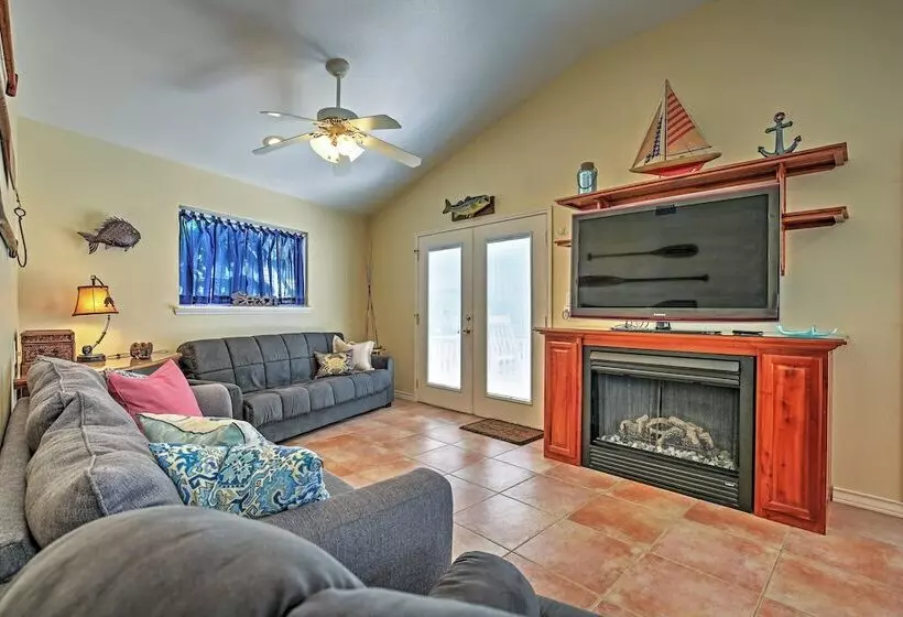 Port Isabel Cottage < 5 Mi To South Padre Island!