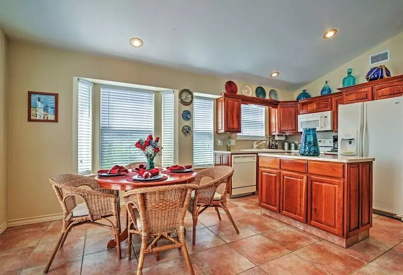 Port Isabel Cottage < 5 Mi To South Padre Island!