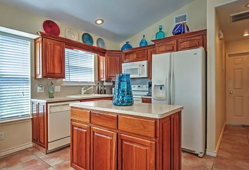 Port Isabel Cottage < 5 Mi To South Padre Island!