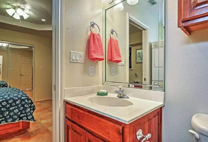 Port Isabel Cottage < 5 Mi To South Padre Island!
