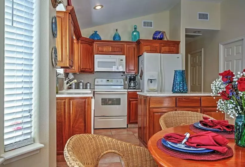 Port Isabel Cottage < 5 Mi To South Padre Island!