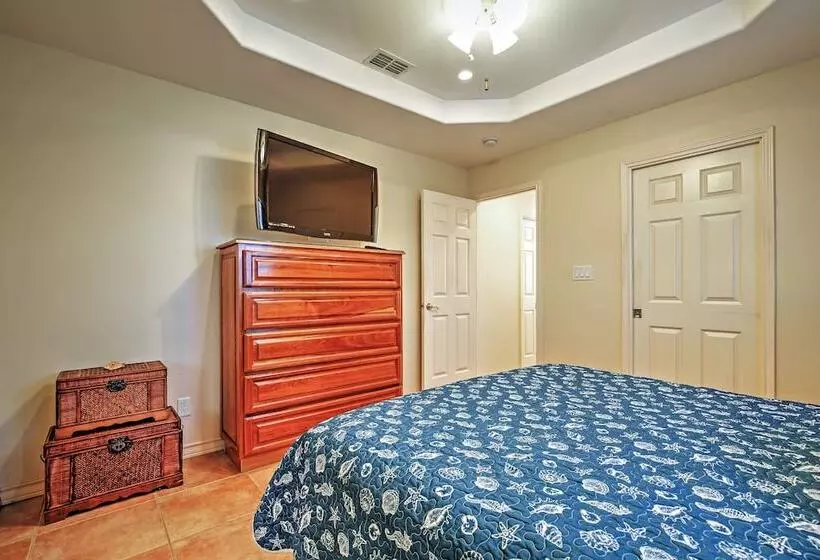 Port Isabel Cottage < 5 Mi To South Padre Island!