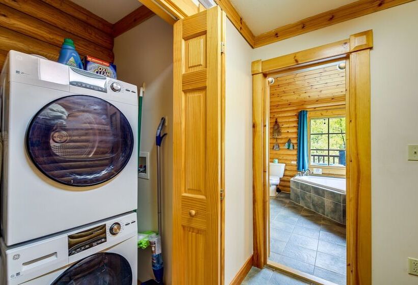 Quiet Gatlinburg Cabin W/ Lookout Decks & Hot Tub!