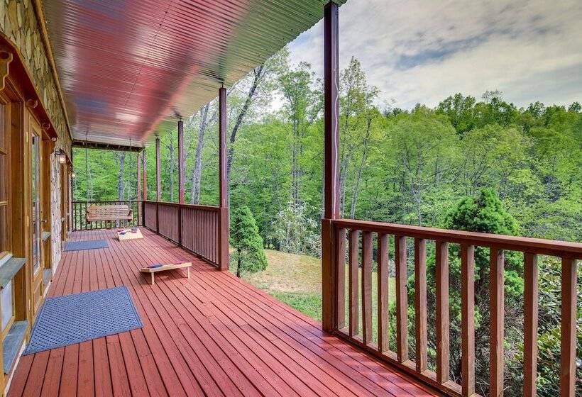 Quiet Gatlinburg Cabin W/ Lookout Decks & Hot Tub!