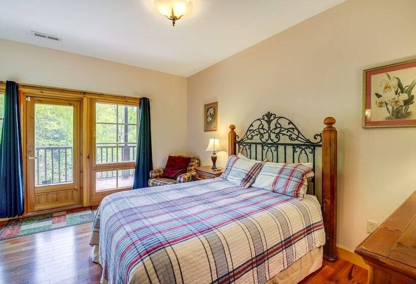 Quiet Gatlinburg Cabin W/ Lookout Decks & Hot Tub!