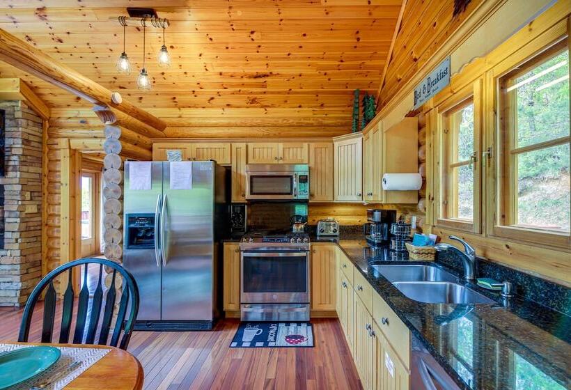 Quiet Gatlinburg Cabin W/ Lookout Decks & Hot Tub!