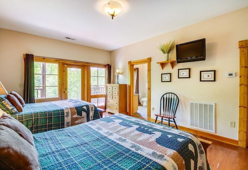 Quiet Gatlinburg Cabin W/ Lookout Decks & Hot Tub!