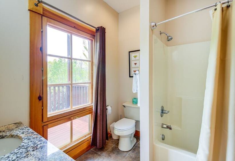 Quiet Gatlinburg Cabin W/ Lookout Decks & Hot Tub!